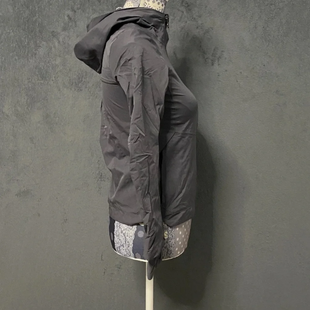 Ivivva Lululemon Radiantly Rain Jacket Girls 8 Gray Lined Logo Waterproof Hooded